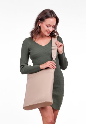 Beige Leder-Umhängetasche mit flachem Design, verstellbarem Tragegurt und minimalistischer Ästhetik. Glatte Textur und dezentes Logo-Detail auf der Vorderseite.