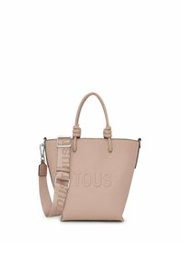 Bolso de mano sintético rosa con el logo "TOUS" en relieve. Cuenta con asas cortas, una correa desmontable y una superficie texturizada. Forma compacta.