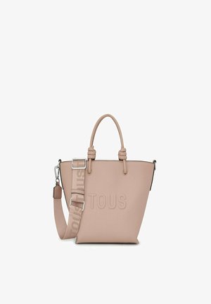 Borsa sintetica rosa con logo "TOUS" in rilievo. Presenta manici corti, una tracolla staccabile e una superficie testurizzata. Forma compatta.