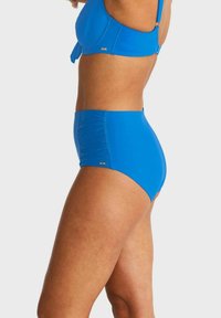 Tvådelad baddräkt i klarblått. Toppen har en knytning i ryggen, medan de högmidjade bottendelarna har rynkade detaljer på sidan.