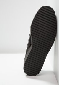 Madden Girl WRITTEN - Cipele s vezicama - black