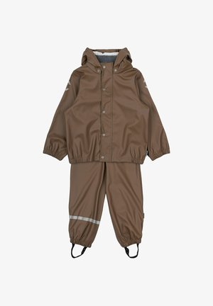 Smeđa vodootporna kabanica i odgovarajuće hlače, s kapuljačom, kopčama na drukere, elastičnim manšetama i reflektirajućim detaljima za vidljivost.