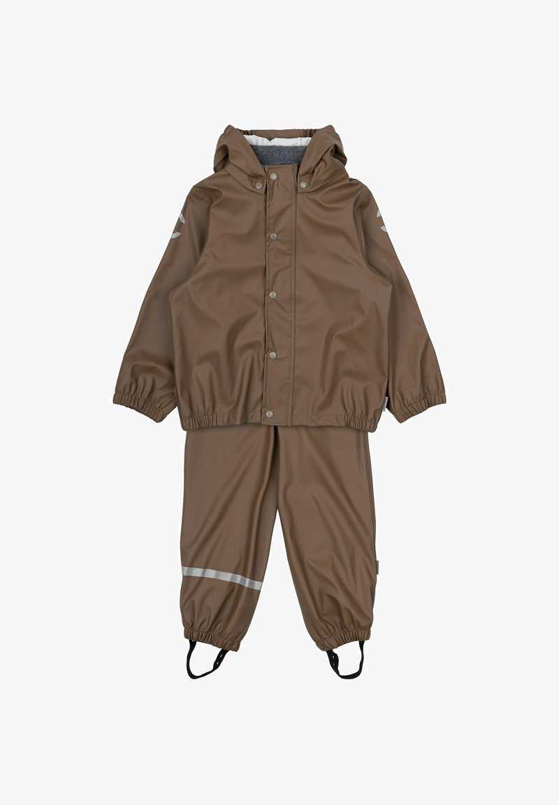 Impermeable marrón con capucha, botones a presión, puños elásticos y detalles reflectantes para mayor visibilidad, acompañado de pantalones a juego.