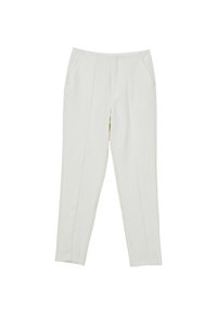 Pantaloni bianchi su misura con una texture liscia, dotati di due tasche laterali e pieghe verticali per un design strutturato.
