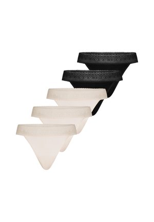 Zestaw pięciu damskich stringów z koronkowym obszyciem, trzy w kolorze beżowym i dwa czarne, ułożone ukośnie na białym tle.