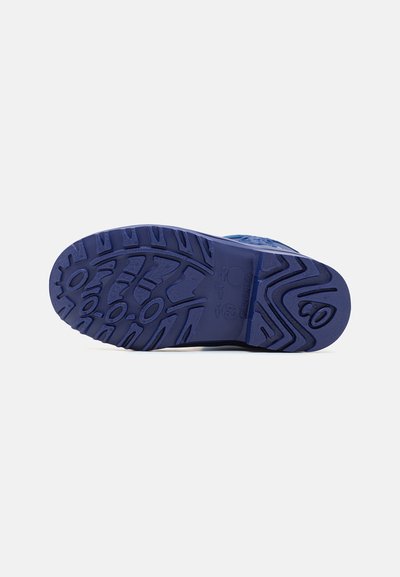Semelle de chaussure en caoutchouc bleu vif, présentant des motifs de texture et des rainures pour une meilleure adhérence, avec des zones renforcées pour la durabilité.