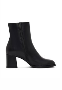 Bottines en cuir noir avec un bout arrondi, une fermeture éclair sur le côté et un talon épais. Texture lisse avec un subtil détail de grain.