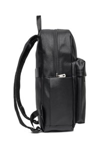 Zaino nero realizzato in materiale sintetico testurizzato, con scomparto principale con zip, tasca laterale e spallacci regolabili.