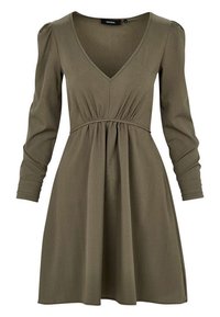 Robe vert olive avec un col en V, des manches longues et une taille froncée. Fabriquée dans un tissu doux, elle présente une jupe évasée et une texture subtile.