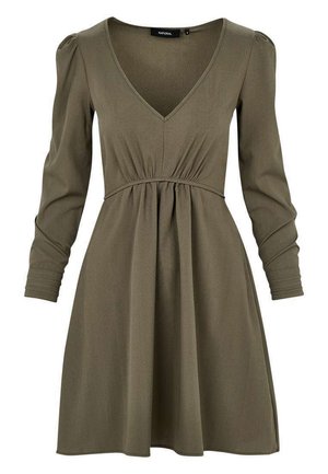 Robe vert olive avec un col en V, des manches longues et une taille froncée. Fabriquée dans un tissu doux, elle présente une jupe évasée et une texture subtile.
