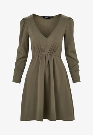 Robe vert olive avec un col en V, des manches longues et une taille froncée. Fabriquée dans un tissu doux, elle présente une jupe évasée et une texture subtile.