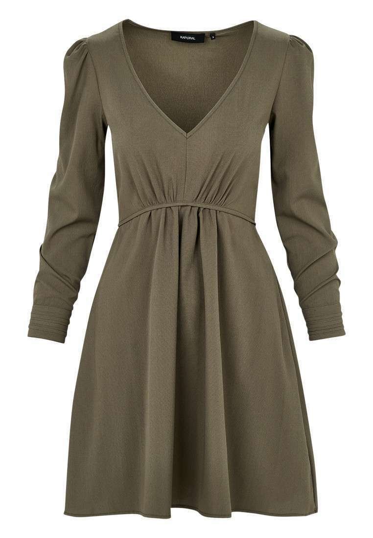 Robe vert olive avec un col en V, des manches longues et une taille froncée. Fabriquée dans un tissu doux, elle présente une jupe évasée et une texture subtile.