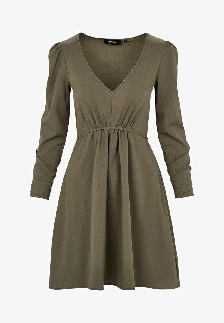 Robe vert olive avec un col en V, des manches longues et une taille froncée. Fabriquée dans un tissu doux, elle présente une jupe évasée et une texture subtile.