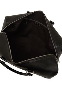 Sac de voyage en cuir noir avec un extérieur texturé, fermeture éclair argentée et intérieur en tissu noir. Dispose de deux courtes anses et de matériel minimal.