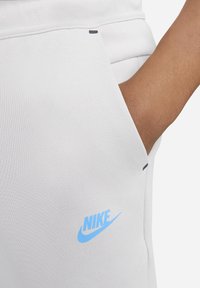 Nike Sportswear M TCH FLC S - Verryttelyhousut - light iron ore baltic blue