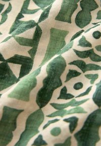 Next NOTCH NECK - REGULAR FIT - Felső - green tile print