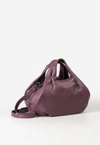 Borsa a tracolla in pelle viola con una finitura morbida e testurizzata, forma non strutturata, manici corti e una tracolla regolabile.