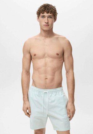 Lichtblauwe gestreepte zwembadeshorts met een elastische tailleband en koord. Soepele textuur, knielang, en er zitten zijzakken op.