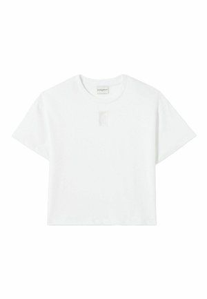 Camiseta blanca de algodón con cuello redondo, mangas cortas y un sutil estampado de logo en forma rectangular en la parte delantera.