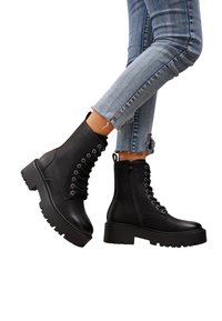 Bottines noires en cuir synthétique avec une semelle épaisse, un laçage à l'avant, une fermeture éclair sur le côté et de subtils détails matériels.