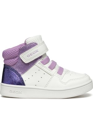 Sneakers alte con una base in pelle bianca, accenti in rete viola e dettagli metallici viola. Presentano una fascia in velcro e lati perforati.