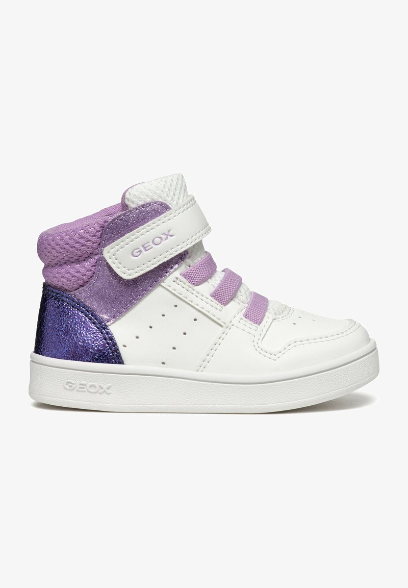 Sneakers alte con una base in pelle bianca, accenti in rete viola e dettagli metallici viola. Presentano una fascia in velcro e lati perforati.
