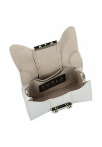 Borsa in pelle bianca con un design strutturato, caratterizzata da un interno simile al suède, hardware dorato e un'etichetta con la scritta "FURLA Genuine Leather."
