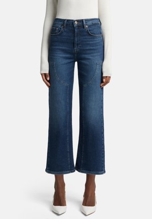Jean large taille haute en denim bleu foncé, avec poches avant, détails de surpiqûre double et ourlet droit.