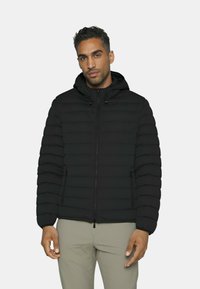 Giacca imbottita nera con design trapuntato, cappuccio, chiusura a zip e due tasche laterali. Realizzata in materiale sintetico con finitura opaca.