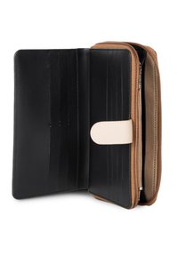 Portefeuille noir avec une fermeture éclair marron, comportant plusieurs emplacements pour cartes et une texture lisse. Se ferme avec un accent en bouton beige.