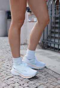 Saucony GUIDE 17 - Katujuoksukengät - white/peel
