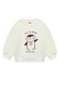 Biała bluza z puszystymi, białymi rękawami, z grafiką pingwina, tekstem powyżej i poniżej w czerni oraz różowymi akcentami w formie nauszników i szalika.