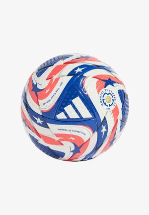 Pallone ufficiale della FIFA caratterizzato da una superficie testurizzata con motivi rossi, bianchi e blu, accentuati da stelle e dal logo Adidas.