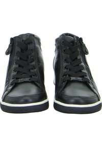 Schwarze High-Top-Sneaker aus glattem Leder mit einem Reißverschluss an der Front und Schnürsenkeln, weißer Sohlenumrandung und strukturierten Akzenten.