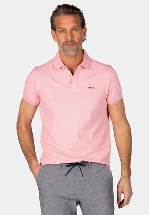 Roze polo met een kraag en een drieknoopssluiting, met een subtiele logo op de linkerkant van de borst. Gecombineerd met grijs gestreepte broek.