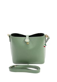 Groene, textuurderde leren emmer tas met een gouden drukknoopsluiting, zwarte binnenkant en een afneembare schouderband. Voorzien van een klein accent van de Italiaanse vlag.