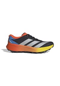 Schwarzer Trailrunning-Schuh mit weißen Streifen, orangefarbenem Fersenbereich, blauem Fersenlaschenetikett mit der Aufschrift Terrex und einer Sohle mit gelb-orangen Farbverlauf.