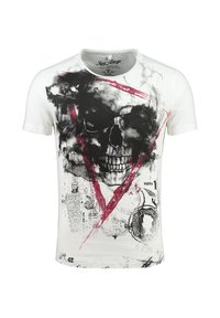 Witte t-shirt met korte mouwen, voorzien van een grote zwarte schedelafbeelding met een rode driehoek-overlay en verspreide tekst- en stempelontwerpen.