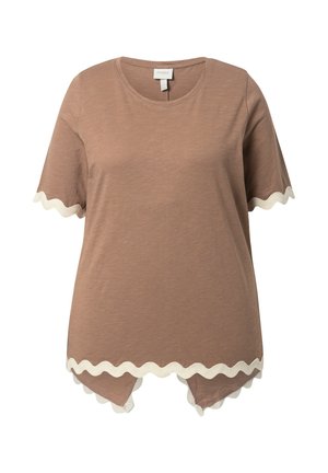 Brun kortærmet skjorte med rund halsudskæring, bølget hvid kant på ærmer og kant, med en splittet søm foran i bunden.