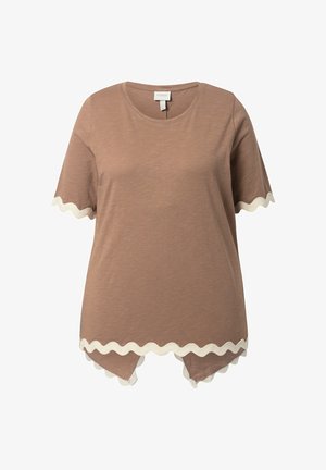 Camisa marrón de manga corta con escote redondo, ribete blanco festoneado en las mangas y el dobladillo, con una abertura en el centro frontal en la parte inferior.