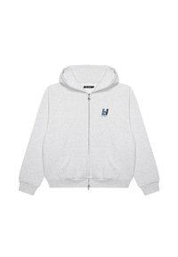 Szara bluza z kapturem, wykonana z miękkiego materiału, z przednią kieszenią typu kangaroo i małym niebieskim logo na lewej piersi. Projekt dostępny.