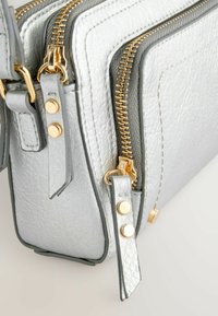 Next UTILITY STUD - Skuldertasker - metallic