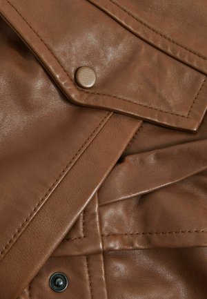 Tessuto in pelle marrone con una consistenza liscia, caratterizzato da una chiusura con bottone, dettagli di cucitura e una leggera lucentezza. Drappeggio morbido visibile.