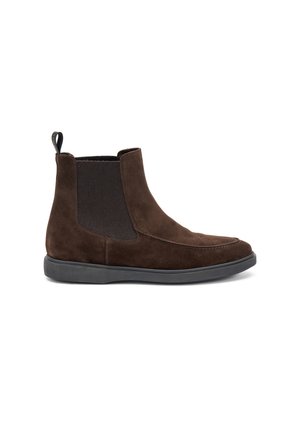 Botas Chelsea de ante marrón con paneles elásticos en los laterales, punta redondeada y una lengüeta en el talón; la suela de goma proporciona agarre.