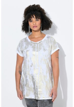 Haut à manches courtes en blanc et or avec une finition métallique texturée. Présente un décolleté en cœur avec des embellissements décoratifs.