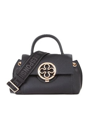 Zwarte handtas met structuur, bovenhandvat, gouden ronde bloemvormige sluiting en afneembare zwarte riem met de tekst "RESPONSIBLE".