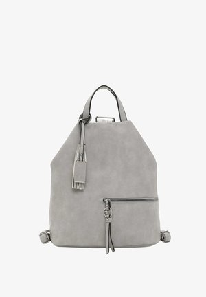 Sac à dos en faux daim gris avec une forme effilée, une poignée supérieure, des bretelles ajustables, une poche zippée à l'avant et des accents de quincaillerie décoratifs.