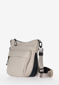 Beige Umhängetasche aus weichem, strapazierfähigem Stoff. Verfügt über ein Hauptfach mit Reißverschluss, eine Fronttasche und einen verstellbaren Gurt mit Hardware-Akzenten.
