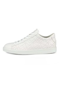 Sneakers bianchi in pelle testurizzata, con un sottile motivo geometrico, suola piatta bianca e lacci rotondi.