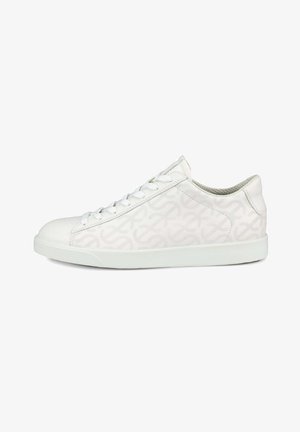 Weiße Sneakers aus strukturiertem Leder, mit einem dezenten geometrischen Muster, flacher weißer Sohle und runden Schnürsenkeln.